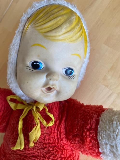 Retro 1960 baby pop met flesje rubber hoofd & rode kleren, Verzamelen, Retro, Overige typen, Ophalen of Verzenden