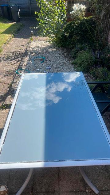 Tuin tafel van glas en metaal beschikbaar voor biedingen