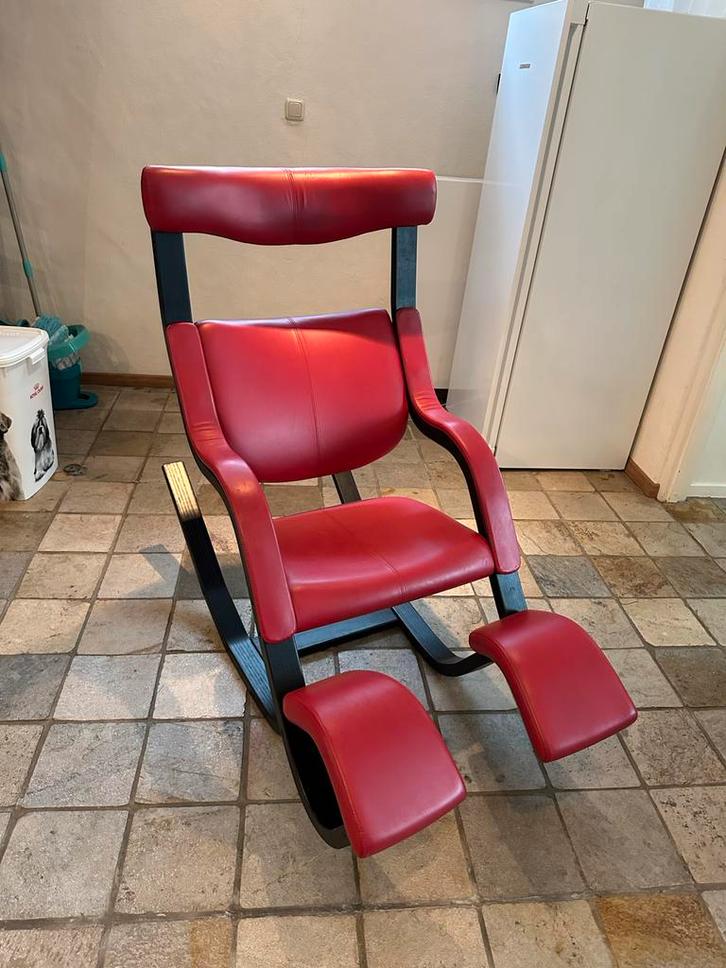 Varier Gravity Balans -zwart met rood leer, Huis en Inrichting, Fauteuils, Gebruikt, Hout, 50 tot 75 cm, 100 tot 125 cm, Ophalen