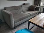 Mooie taupekleur 2.5 zitbank van Cartel Living/laagste prijs, Huis en Inrichting, Banken | Bankstellen, Ophalen, Gebruikt, Minder dan 75 cm