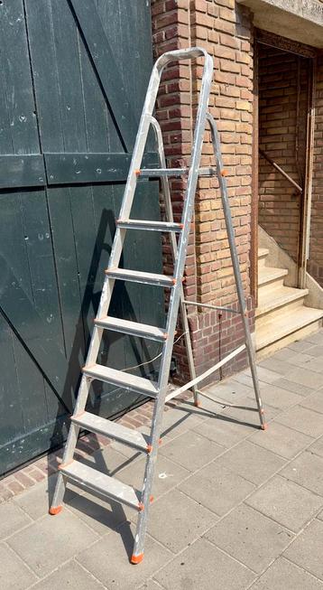 GROTE LICHTE ALUMINIUM TRAP 7 TREDEN (Hoogste nivo 152 cm.) beschikbaar voor biedingen