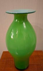 Vintage jaren 70 groene opaline vaas, Gebruikt, Ophalen of Verzenden, Glas, Minder dan 50 cm