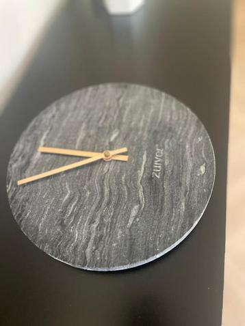 Zuiver wandklok rond beschikbaar voor biedingen