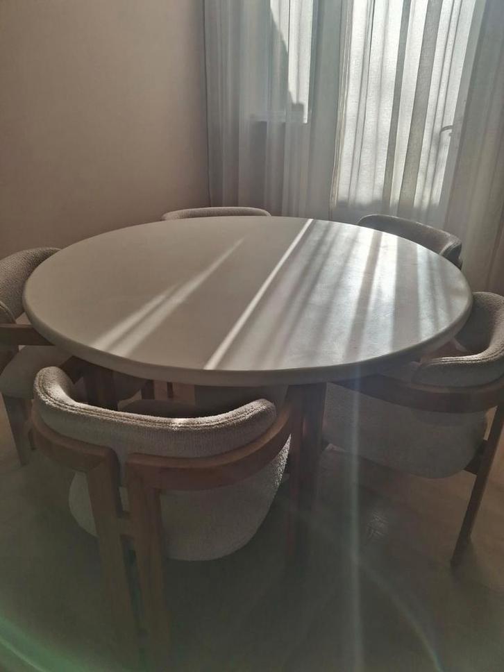 One of a kind She beton ciré eettafel 130 cm. 4/5 personen, Huis en Inrichting, Tafels | Eettafels, Zo goed als nieuw, 100 tot 150 cm