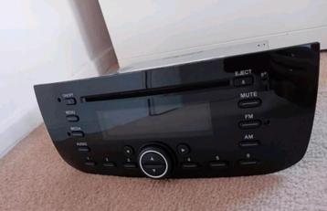 Nette Radio cd speler Fiat Punto Evo met code beschikbaar voor biedingen