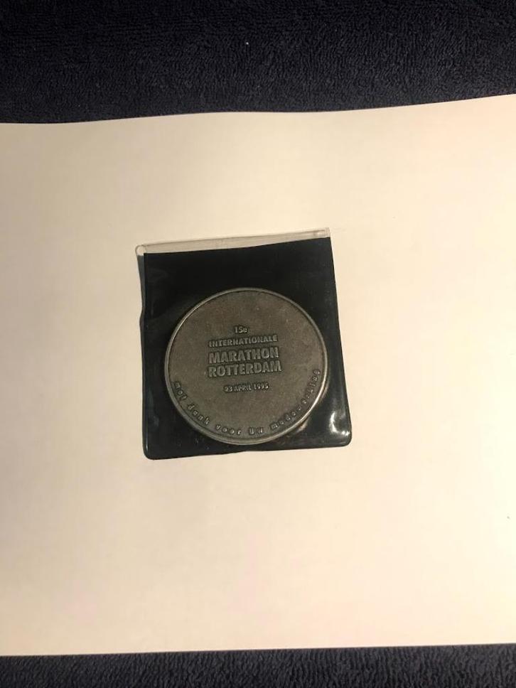 Verzilverde Penning Marathon Rotterdam 1995., Antiek en Kunst, Curiosa en Brocante, Ophalen of Verzenden