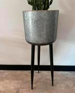 Countryfield hoge bloempot op driepoot, Ophalen, Zo goed als nieuw