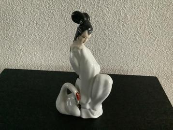 Oud Japans porseleinen beeldje Geisha beschikbaar voor biedingen