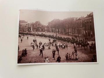 D487 Ansichtkaart Deventer : Parade op de Brink beschikbaar voor biedingen
