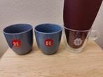 Douwe Egberts theeglas en twee mokken in grijs/blauwe kleur, Overige materialen, Verzenden, Overige typen, Zo goed als nieuw