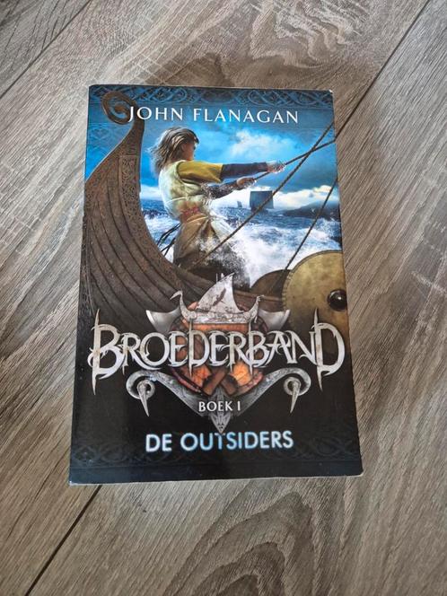 John Flanagan - De outsiders, Boeken, Kinderboeken | Jeugd | 10 tot 12 jaar, Zo goed als nieuw, Ophalen of Verzenden