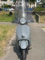 Mooie grijze scooter blauwe kenteken, Fietsen en Brommers, Snorfietsen en Snorscooters, Overige merken, Ophalen of Verzenden, Zo goed als nieuw