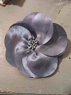 Vintage bloemen broche corsage speld zijde wassen bolletjes, 10 cm of meer, Overige materialen, Paars, Ophalen of Verzenden