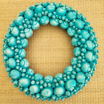 Schelpenkrans in turquoise beschikbaar voor biedingen