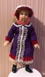 Poppenhuis porseleinen popje, Verzamelen, Poppenhuizen en Toebehoren, Ophalen of Verzenden, Zo goed als nieuw, Popje