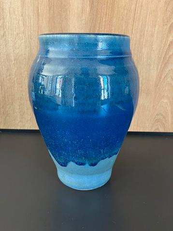 Met de hand beschilderde blauwe keramieke vaas beschikbaar voor biedingen