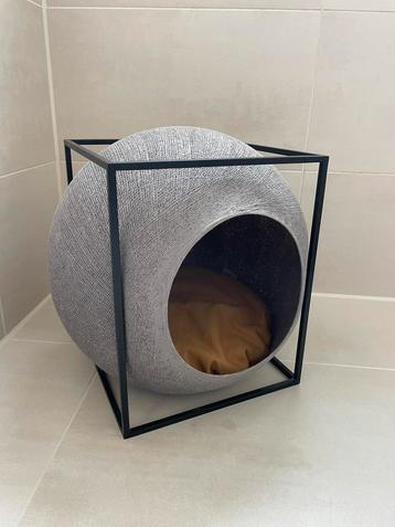 Meyou kattenmand (en krabpaal in één) beschikbaar voor biedingen
