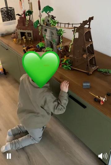 Olijfgroene Kinderkast - Italiaans Design - Veel Opbergruimt beschikbaar voor biedingen