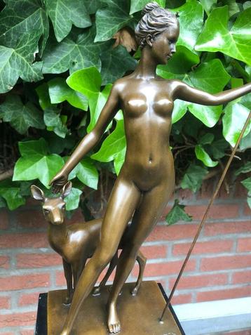 bronzen sculptuur Diana godin v jacht met hinde ree beschikbaar voor biedingen