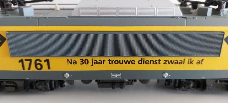NS Loc 1761 Na 30 jaar trouwe dienst zwaai ik af (Lezen), Hobby en Vrije tijd, Modeltreinen | H0, Zo goed als nieuw, Locomotief