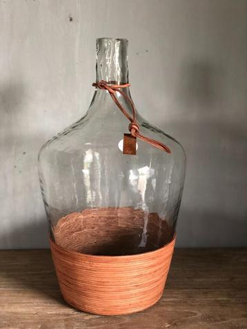 NIEUW BINNEN: STIJLVOL GLAZEN HOFFZ vaas / kruik met leer  beschikbaar voor biedingen