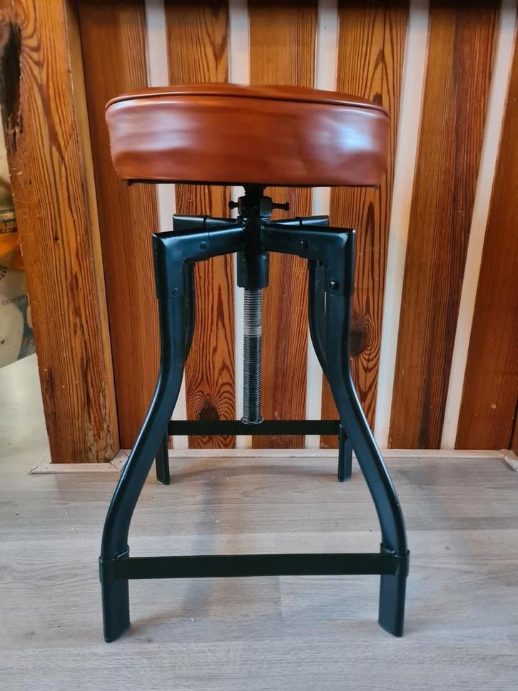 ZANOAH - Industriële verstelbare kruk - 2 stuks aanwezig, Huis en Inrichting, Barkrukken, Zo goed als nieuw, 60 tot 90 cm, 1 kruk