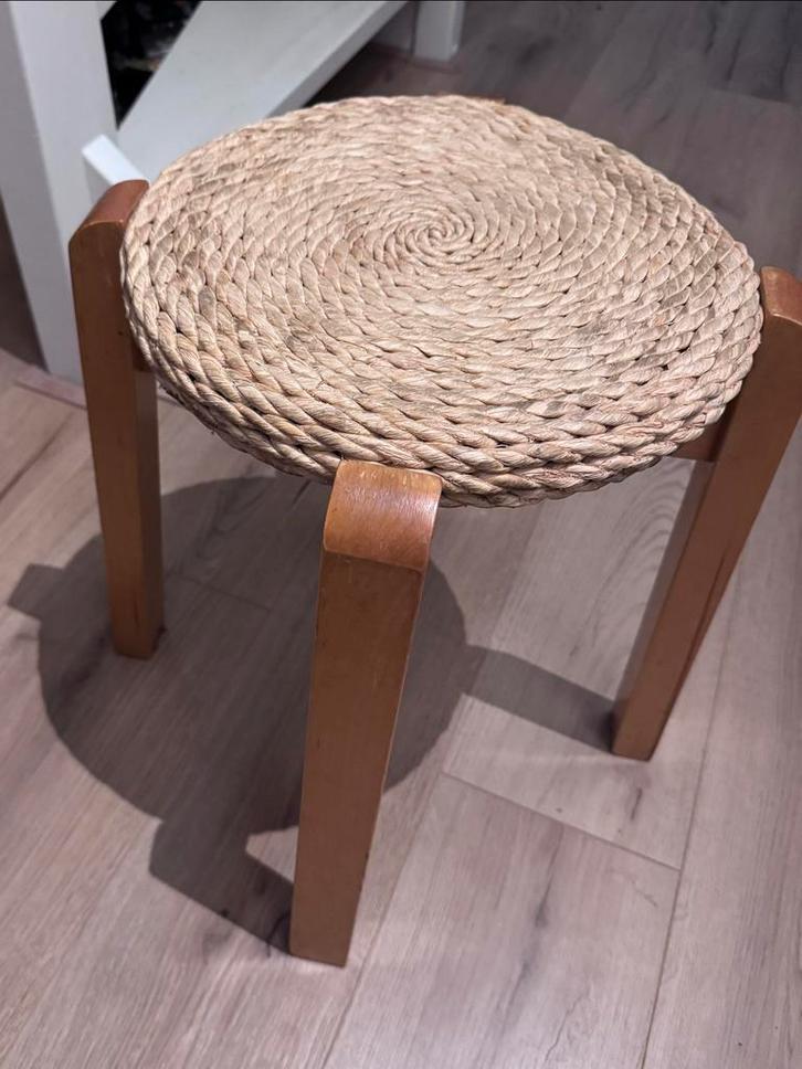 Scandinavisch grenen krukjes met touw zitting, Huis en Inrichting, Stoelen, Gebruikt, Eén, Hout, Bruin, Ophalen of Verzenden