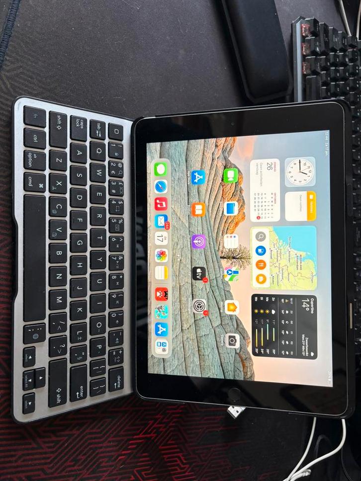 Apple iPad 5th Gen met case en keyboard, Computers en Software, Apple iPads, Zo goed als nieuw, Wi-Fi, 10 inch, 32 GB, Ophalen