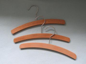 1 EURO OF GRATIS 3 houten kledinghangertjes baby peuter  beschikbaar voor biedingen