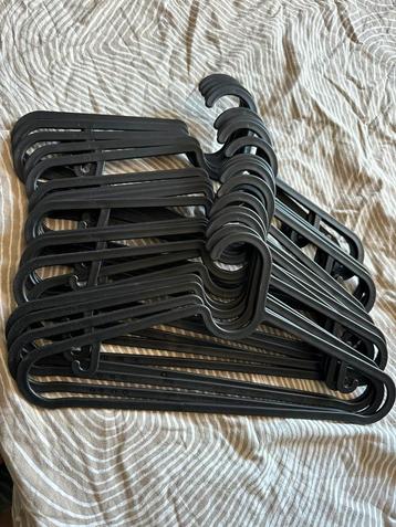 20 kledinghangers - €5 beschikbaar voor biedingen