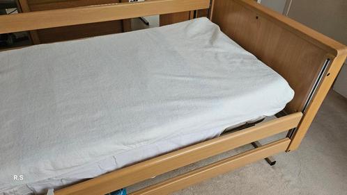 Thusane Zorgbed hoog en laag bed en verstelbare tafel, Diversen, Verpleegmiddelen, Zo goed als nieuw, Ophalen