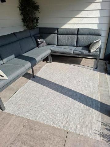 Z.g.a.n. grijs vloerkleed voor binnen en buiten.  beschikbaar voor biedingen