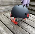 Mooie zwart/rode stuntstep helm, Ophalen of Verzenden, Zo goed als nieuw