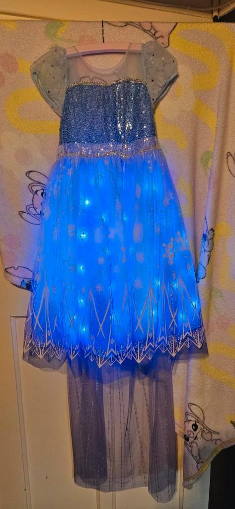 Elsa Frozen Jurk met Lichtjes - Maat 110-116 zgan, Kinderen en Baby's, Carnavalskleding en Verkleedspullen, Zo goed als nieuw