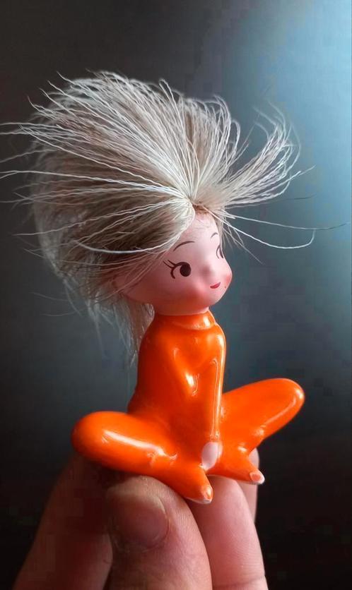 Zeer elegant sculptuur van een zittende porselein meisje, Antiek en Kunst, Kunst | Beelden en Houtsnijwerken, Ophalen of Verzenden