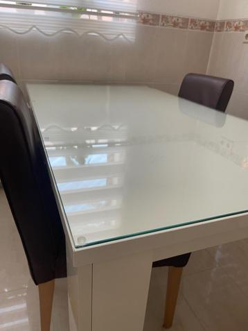 Eettafel  beschikbaar voor biedingen