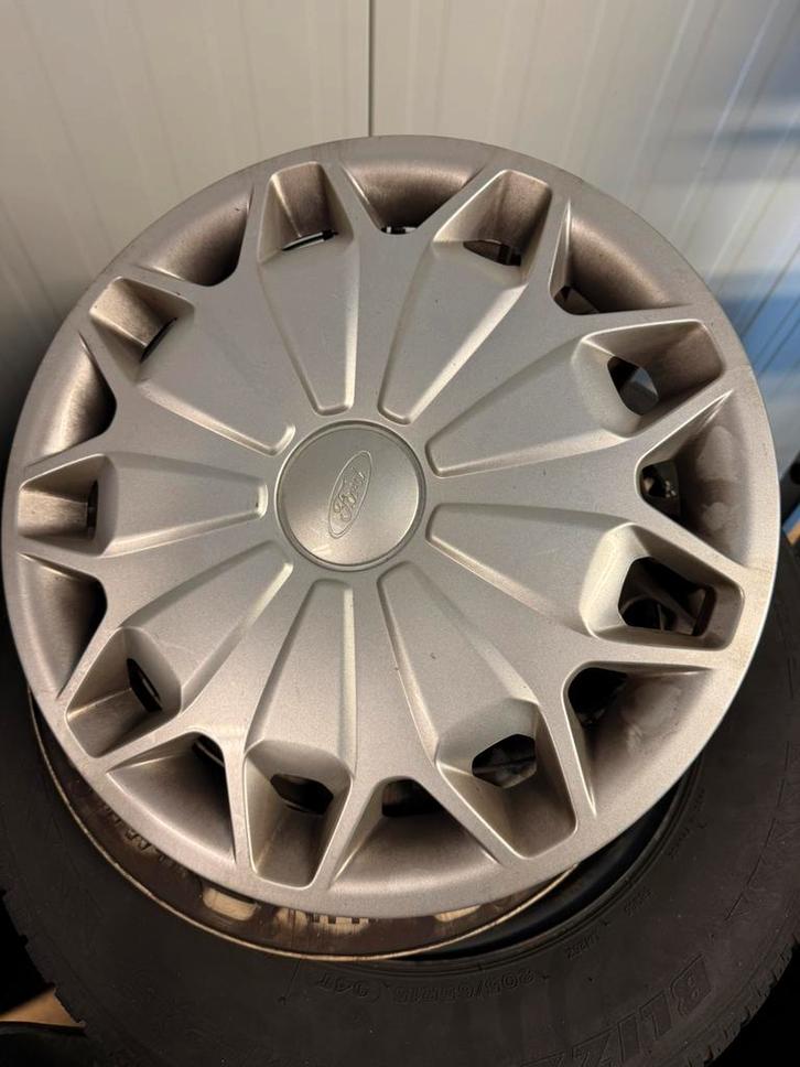 Te koop winterset ford customs en Peugeot 208, Auto-onderdelen, Banden en Velgen, Banden en Velgen, Winterbanden, 15 inch, 215 mm