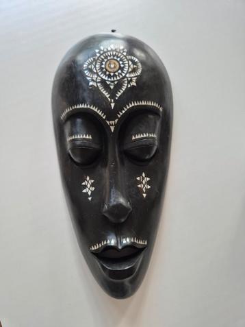 Houten Lombok tribal masker met parelmoer inleg beschikbaar voor biedingen