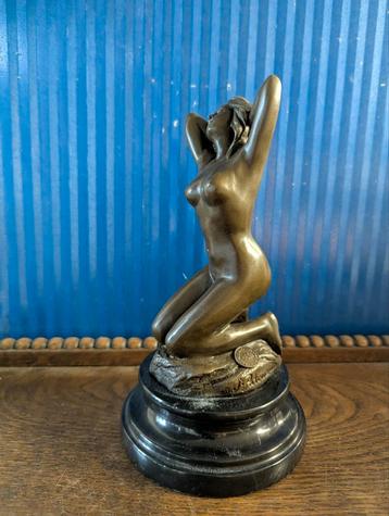 Klein bronzen beeld van een vrouw beschikbaar voor biedingen
