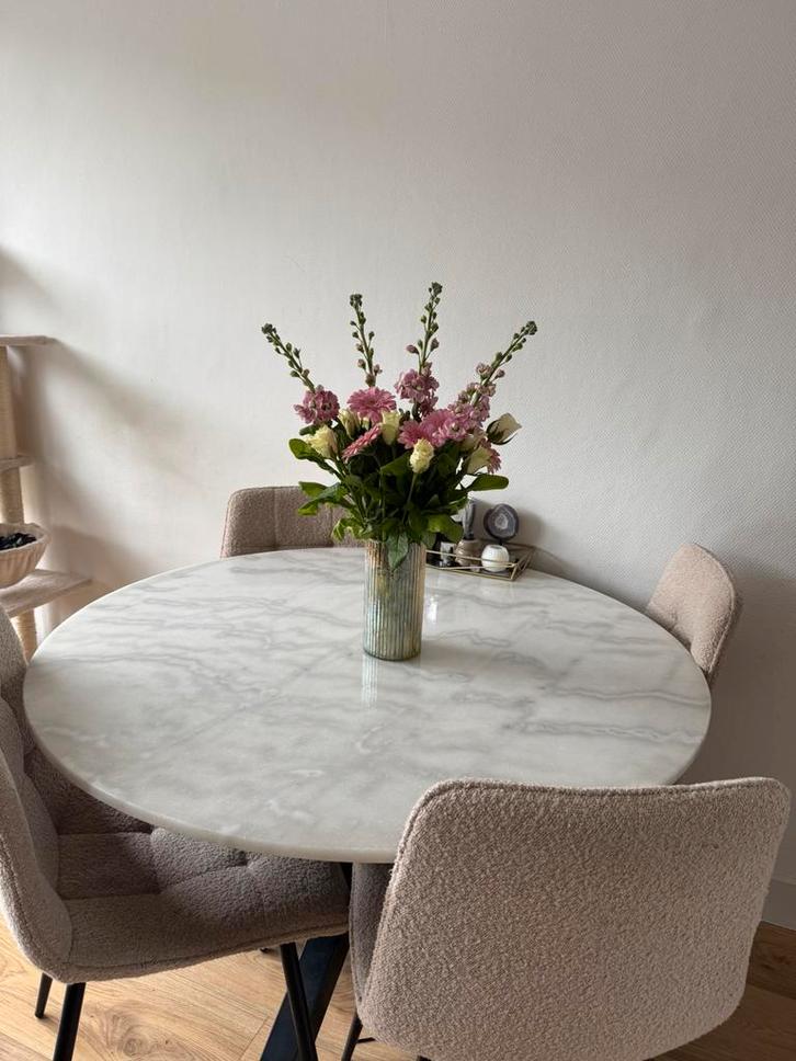 Echte wit marmeren ronde eettafel met zwarte kruispoot, Huis en Inrichting, Tafels | Eettafels, Zo goed als nieuw, 100 tot 150 cm