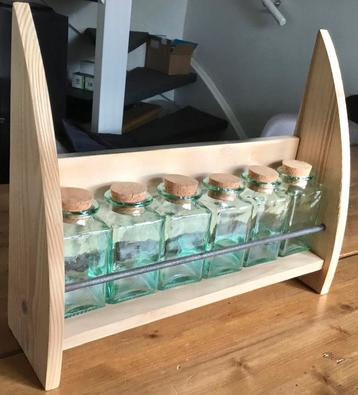 NIEUW VINTAGE HOUTEN KRUIDENREK MET 6 GLAZEN POTJES beschikbaar voor biedingen