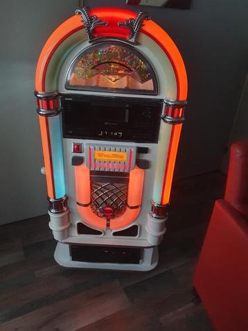 Super mooie Elvis Presley jukebox voor 100 cd's als nieuw beschikbaar voor biedingen