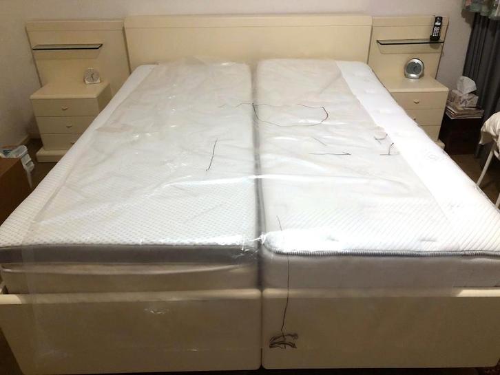 2 pers electrisch verstelbaar bed, Huis en Inrichting, Slaapkamer | Bedden, Gebruikt, Eenpersoons, 180 cm, 200 cm, Hout, Crème