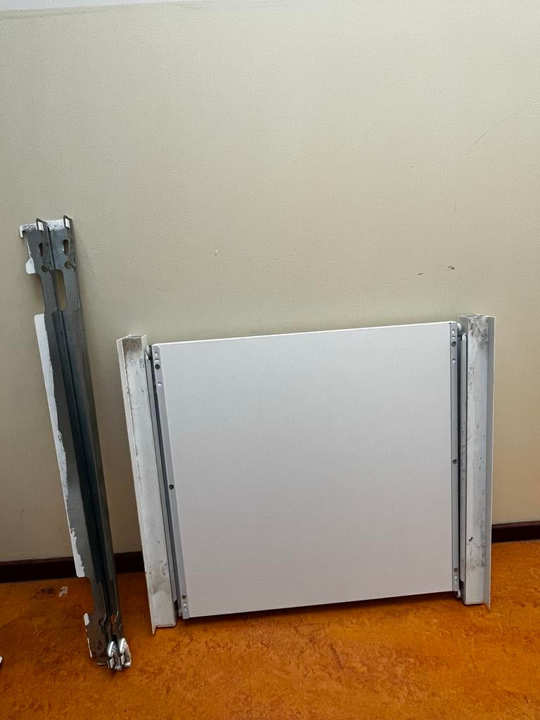Tussenstuk Wasmachine/Droger - Ruimtebesparend, Ophalen, Met plank(en), Gebruikt, 50 tot 100 cm