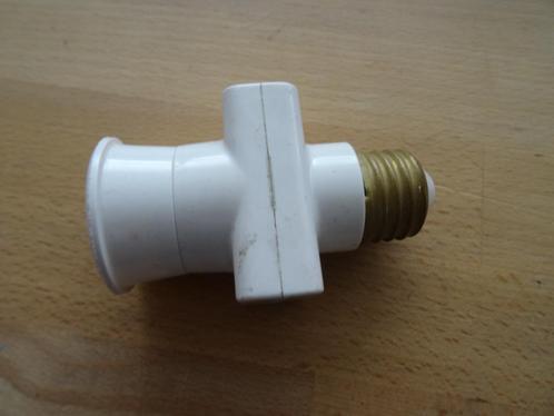 vintage bakeliet lampenfitting  ingebouwd dubbel stopcontact, Antiek en Kunst, Curiosa en Brocante, Ophalen