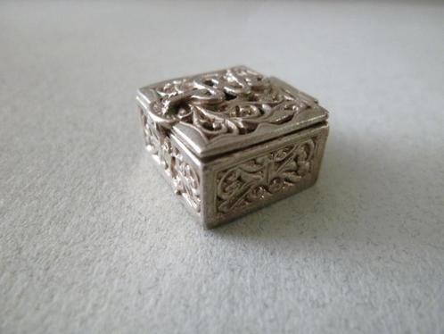 Oude bedel zilver Pillendoosje Medicijndoosje Hippocrates op, Sieraden, Tassen en Uiterlijk, Antieke sieraden, Hanger, Zilver