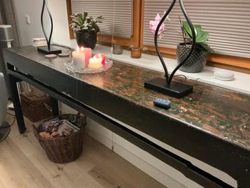 Lange houten side-table beschikbaar voor biedingen