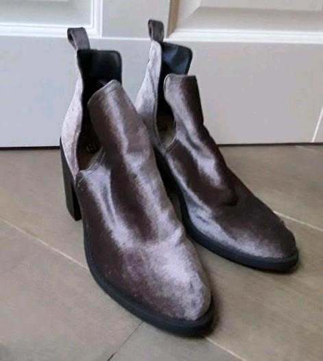 Te koop: Bijzondere velvet lage laarsjes, RIVER ISLAND, 39, Kleding | Dames, Schoenen, Zo goed als nieuw, Schoenen met hoge hakken