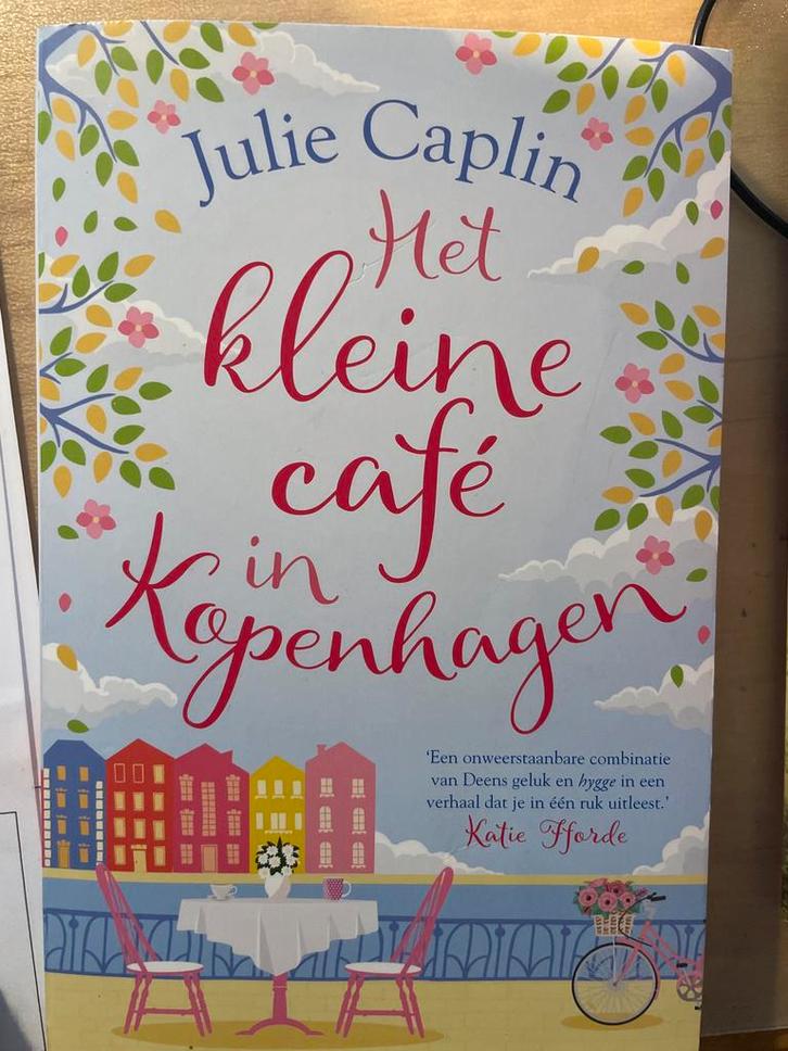 Het kleine café in Kopenhagen - Julie Caplin, Boeken, Romans, Zo goed als nieuw, Nederland, Ophalen of Verzenden