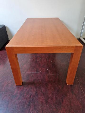 Grote houten eettafel voor 8 personen met bijpassende salont beschikbaar voor biedingen